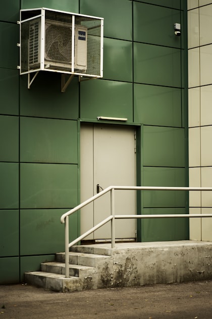 How to Choose a Contractor for Door Installation